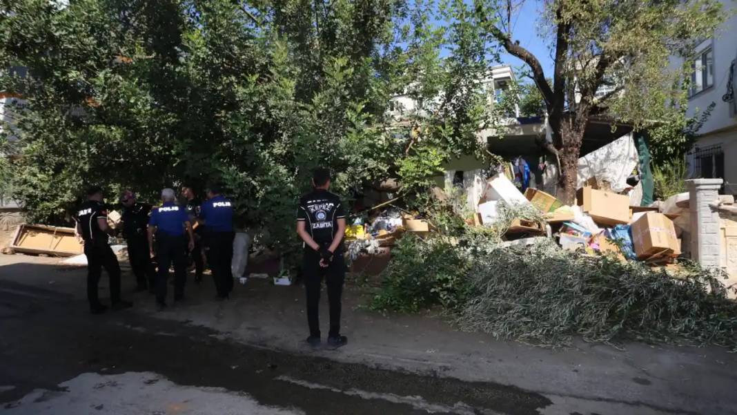 Kepez’de Çöp Ev Operasyonu! Kamyonla Çöp Çıkardılar 5